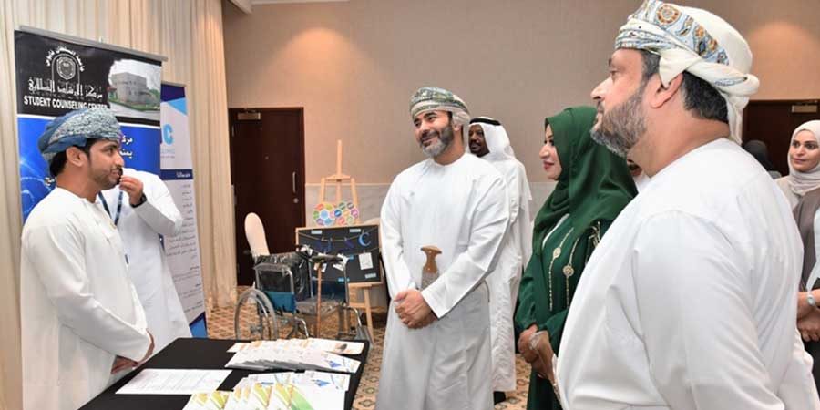 رعى افتتاح المؤتمر سعادة الشيخ راشد بن أحمد الشامسي وكيل وزارة التنمية الاجتماعية.