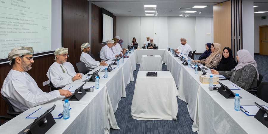 ترأست الاجتماع الدكتورة سهام بنت سالم السنانية نائبة الرئيس لشؤون الكفاءة المهنية، القائمة بتسيير أعمال المجلس العُماني للاختصاصات الطبية.