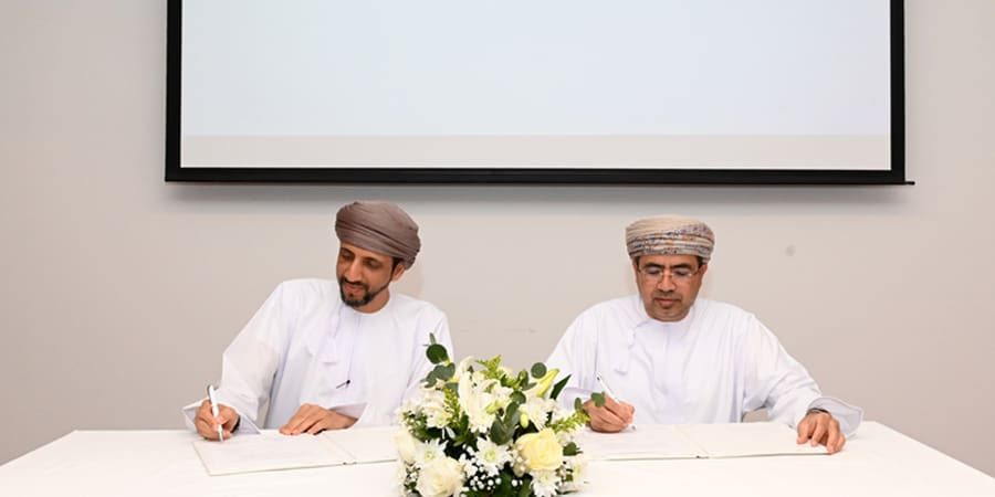 وقع على الاتفاقية كل من معالي السيد إبراهيم بن سعيد البوسعيدي محافظ مسندم والمهندس مقبول بن سالم الوهيبي الرئيس التنفيذي لشركة عُمان داتا بارك.