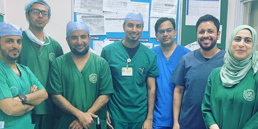 الفريق الطبي في مستشفى جامعة السلطان قابوس