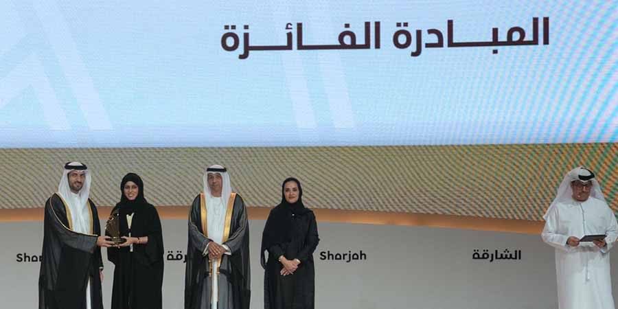 استلمت الجائزة كوثر بنت عبدالله المحروقية مشرفة البرنامج الوطني لتنمية مهارات الشباب، ممثلةً أعضاء فريق البرنامج.