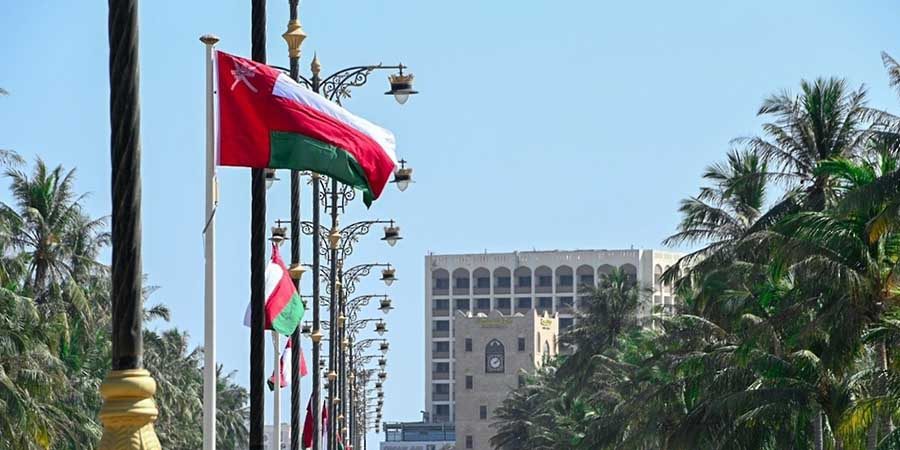 توشحت الشوارع والمباني الحكومية والخاصة ومنازل المواطنين بمحافظة ظفار بالأعلام والأضواء في منظر جمالي بهيج