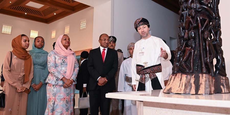 كان في استقبال دولة رئيس زنجبار سعادة جمال بن حسن الموسوي الأمين العام للمتحف الوطني