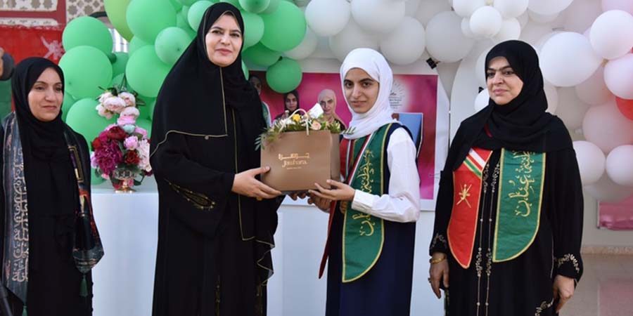 يتكون فريق البحث المشارك في المسابقة، من الطالبتين ماريا بنت حمد الجابرية وقبس بنت خميس الغافرية، بإشراف الأستاذة فخرية بنت سعود البلوشية.
