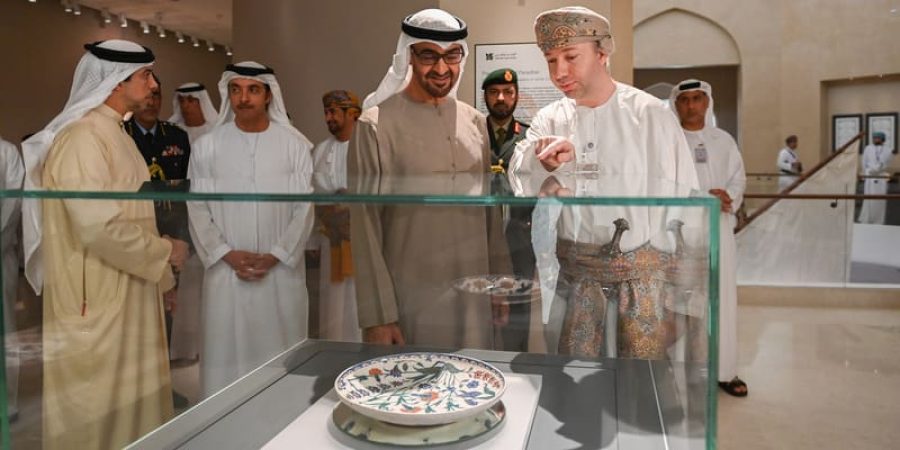 كان في استقبال صاحبِ السُّمو سعادة جمال بن حسن الموسوي، الأمين العام للمتحف الوطني وعددٌ من المسؤولين بالمتحف.