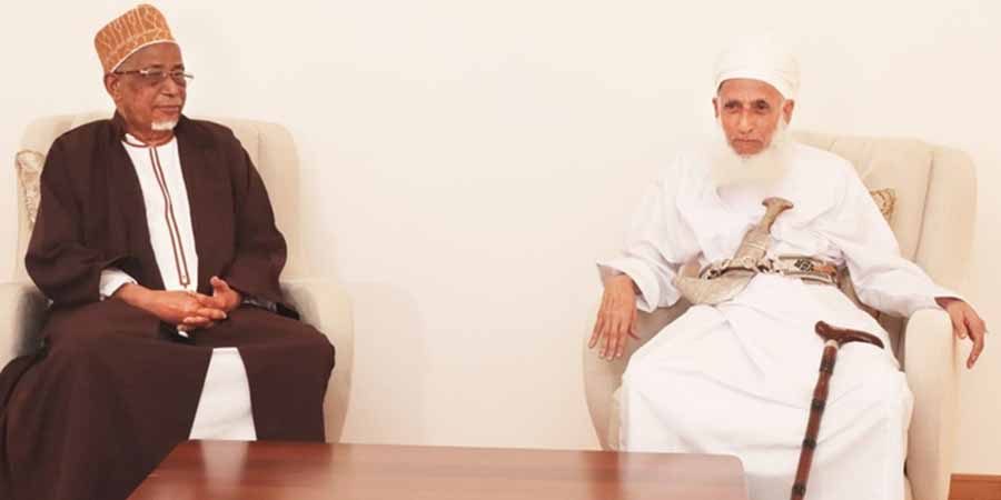 سماحة الشيخ أحمد بن حمد الخليلي المفتي العام لسلطنة عُمان مع ضيفه معالي الشيخ صالح عمر كعبي المفتي العام لزنجبار.
