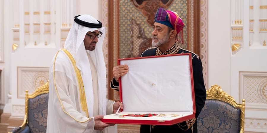 جلالة السلطان المعظم وسمو الشيخ رئيس دولة الإمارات