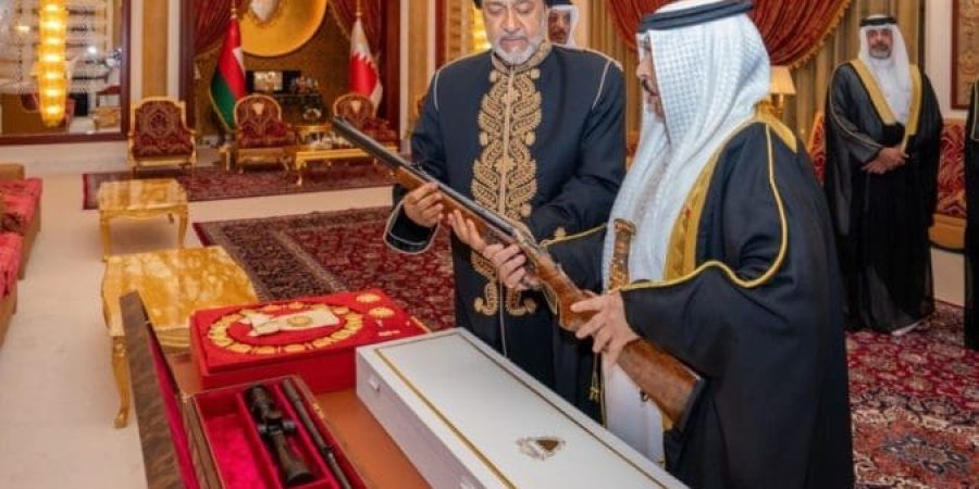 جلالة السُّلطان المعظم وملك البحرين يتبادلان الأوسمة والهدايا التذكارية