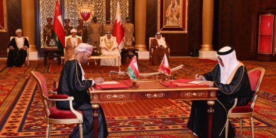 جلالة السلطان المعظم وملك البحرين يشهدان توقيع اتفاقيات