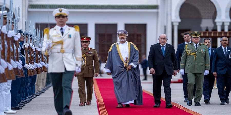 جلالةُ السُّلطان المعظّم يغادر الجزائر