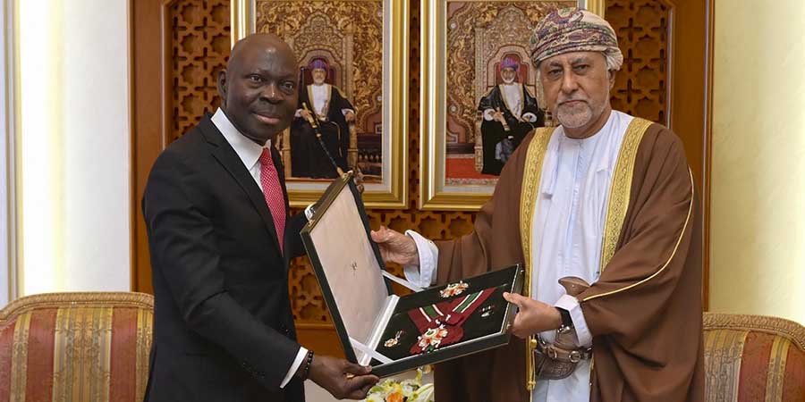 جلالة السُّلطان المعظم يُنعم بوسام التكريم لمدير عام منظمة العمل الدولية 