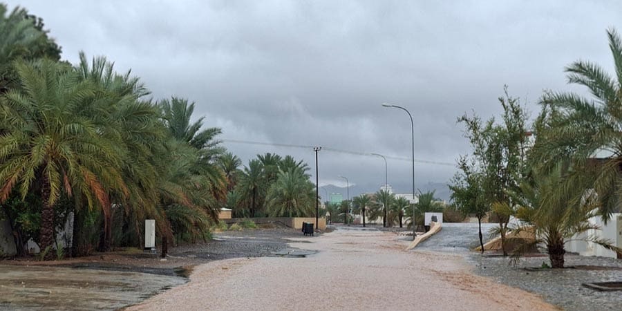 أودية “الحمراء” تتدفق بقوة بعد هطول أمطار غزيرة