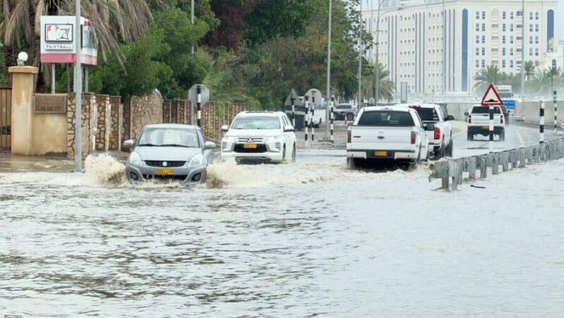 مسقط تحت المطر.. جريان الأودية وتحذيرات هامة لسلامة السكان