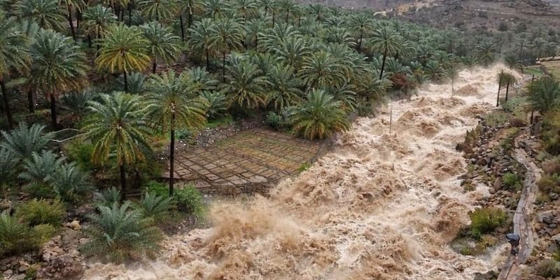 أمطار غزيرة بـ”جنوب الباطنة” وسدودها تمتلئ بالكامل