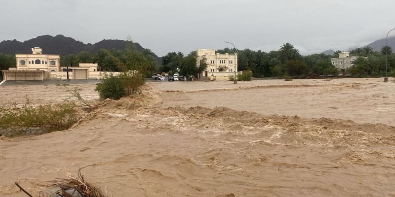 هطول أمطار غزيرة على ولايتي الرستاق والعوابي