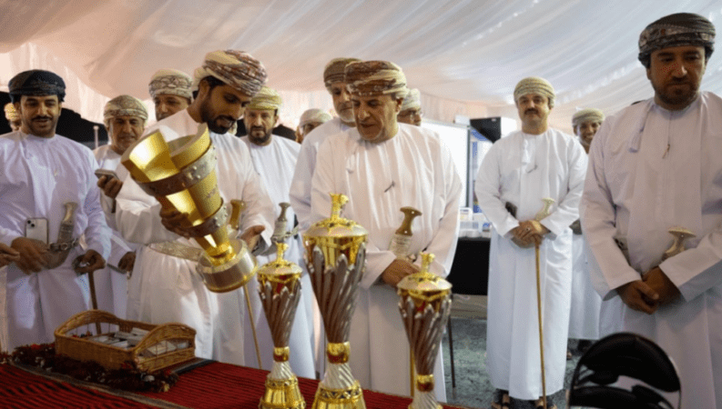 سيارات وخناجر ذهبية.. صراع “كأس جلالةِ السُّلطان المعظم” للهجن يشتعل في بركاء