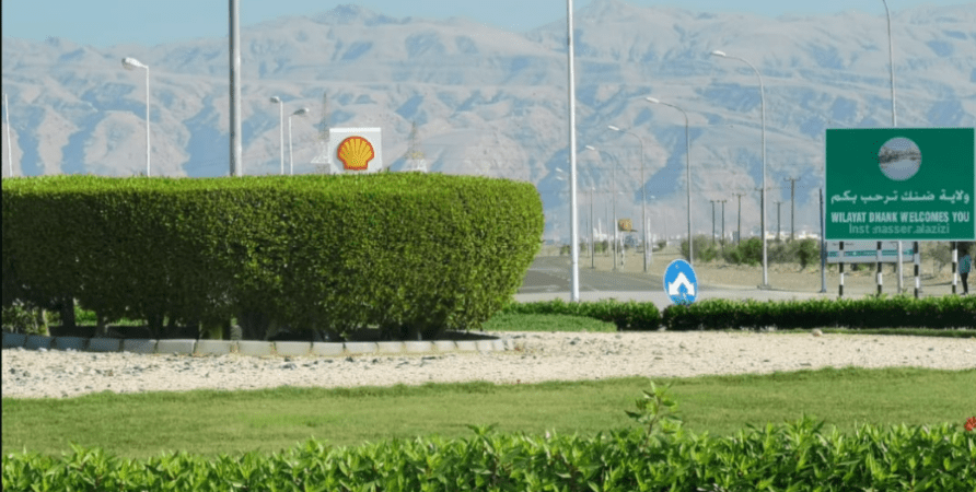 كيف أثّر تأخر مشروع تطوير تجاري ضنك على الأهالي ورواد الأعمال؟ 