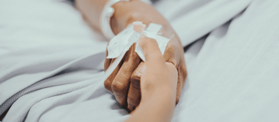 مريض بكسور وفي حالة حرجة، لماذا يُصر مستشفى سمائل على إخراجه؟