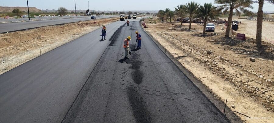 إنجاز 75% من ازدواجية طريق دوار الغاز بلاد صور بجنوب الشرقية 