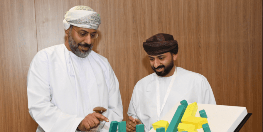 تدشين تطبيق نافذ .. أول مركز اتصال مرئي للصم في سلطنة عُمان 