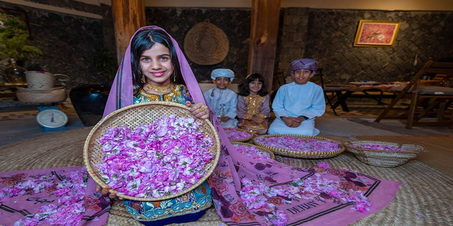 موسم ربيع الورد بالجبل الأخضر ينعش السياحة والاقتصاد المحلي