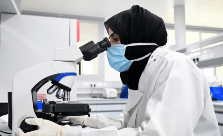 عينٌ ترصدُ الخفايا.. مختبراتُ عُمان المرجعية حصنٌ للأمان الصحي