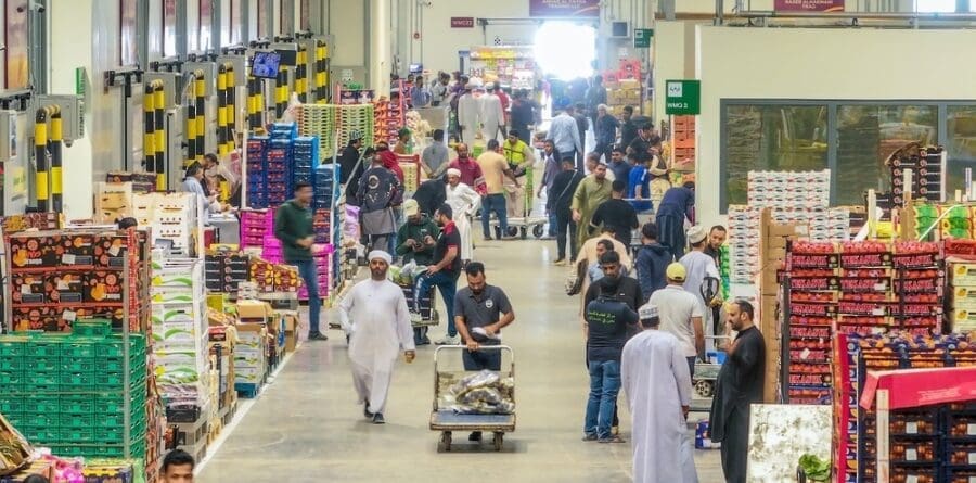 سلال عُمان تمتلئ.. 20 ألف طن خضار وفاكهة تؤمّن أسواق العيد 