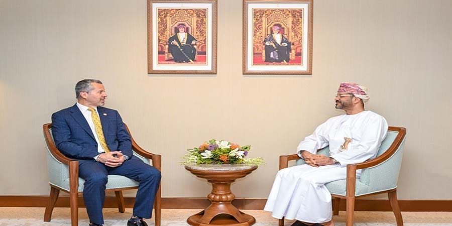 عن مضيق هرمز.. عُمان والمنظمة البحرية تبحثان أمن الملاحة والناقلات 
