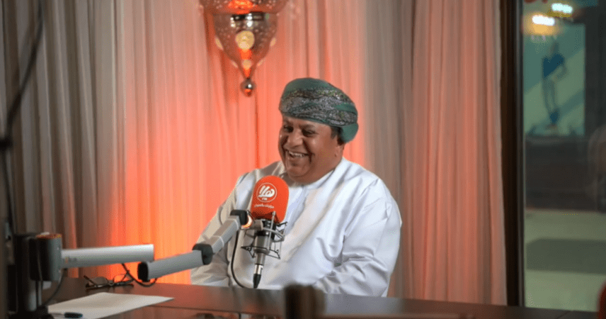 من مكاتب الثمانينات إلى إعصار جونو.. والي عُماني يكشف أسرار 36 عامًا