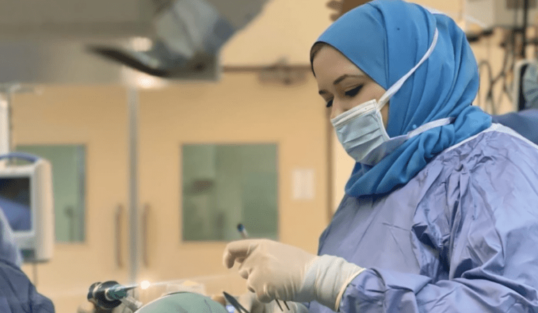 ما دلالة نجاح النهضة باستئصال ورم سرطاني معقد بالمنظار؟ 