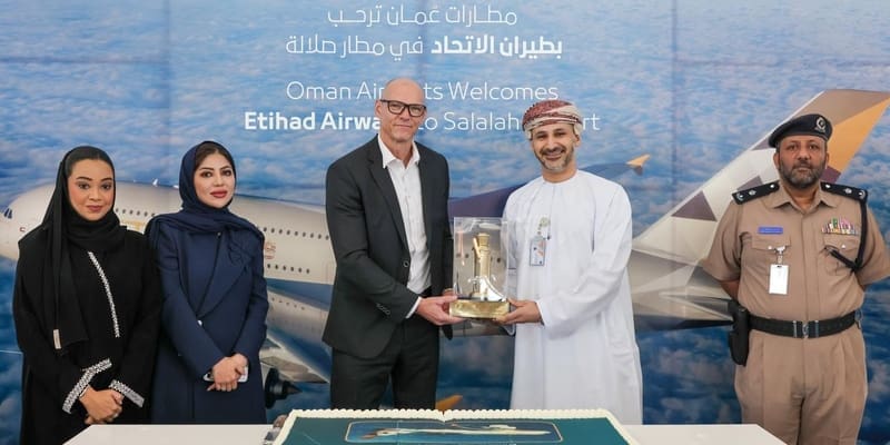 خريف ظفار 2026.. مطار صلالة يستقبل أولى رحلات الاتحاد للطيران