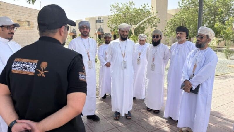 وسط منظومة متكاملة.. تواصل تفويج الحجاج العُمانيين برًّا وجوًّا 