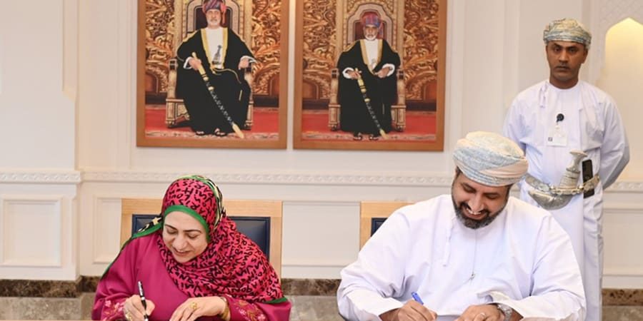 وزارة العمل وقع الاتفاقية معالي الدكتور محاد بن سعيد باعوين وزير العمل ومن الجانب الآخر معالي الدكتورة رحمة بنت إبراهيم المحروقية وزيرة التعليم العالي والبحث العلمي والابتكار