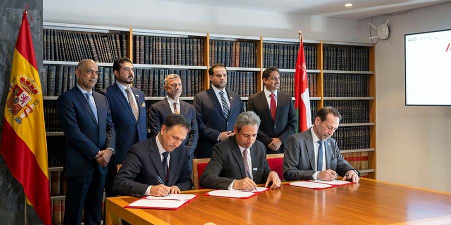 جانب من التوقيع