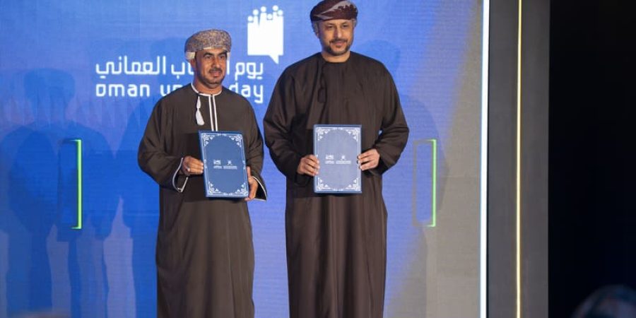 جانب من التوقيع