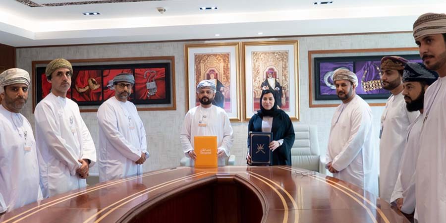 هيئة تنمية المؤسسات الصغيرة والمتوسطة وقع المذكرة من جانب هيئة تنمية المؤسسات الصغيرة والمتوسطة سعادة حليمة بنت راشد الزرعية رئيسة الهيئة، فيما وقعها من جانب الشركة العُمانية للاتصالات "عمانتل" طلال بن سعيد المعمري الرئيس التنفيذي للشركة.