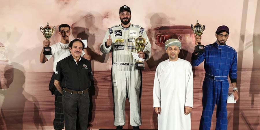 العميد متقاعد سالم بن علي المسكري رئيس مجلس إدارة الجمعية العُمانية للسيارات بتويج الفائزين بالمراكز الأولى.