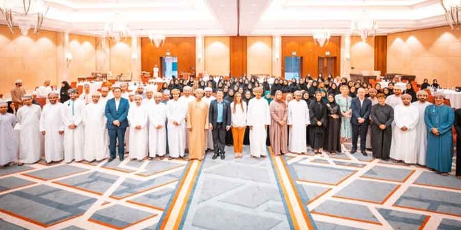 برنامج “دوت نكست”. يهدف البرنامج في دورته الثالثة إلى مواصلة تعزيز قدرات الشباب العماني في الريادة التقنية، مستهدفًا الخريجين الجدد من مختلف التخصصات