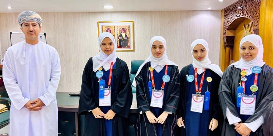 الشيخ يعقوب بن سيف الشهيمي المدير العام لتعليمية ظفار مع الفريق المشارك