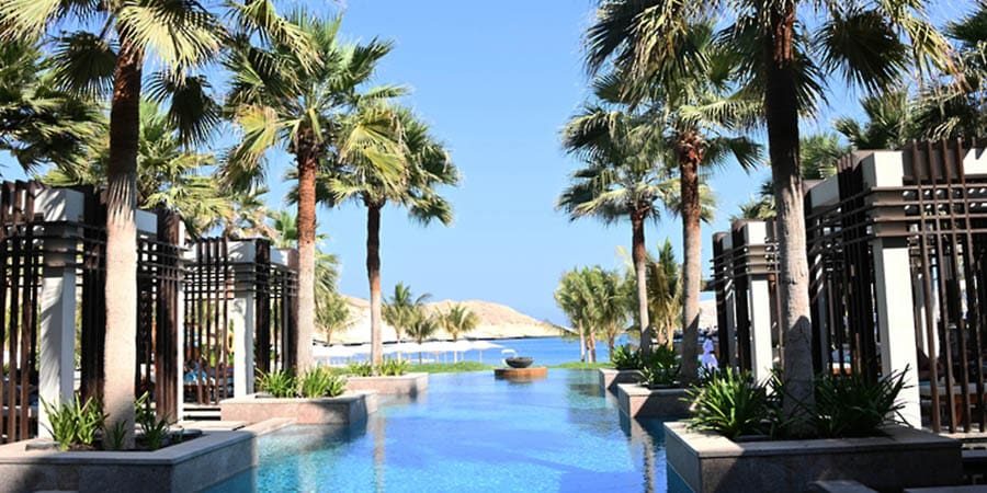 فندق جُميرا خليج مسقط فندق جميرا خليج مسقط من فئة الـ 5 نجوم، ويضم 206 غرف وجناحًا فندقيًّا جميعها بواجهات بحرية