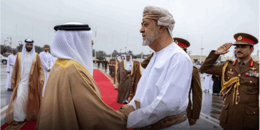 جلالةُ السُّلطان المعظّم يودّع أخاه ملك البحرين