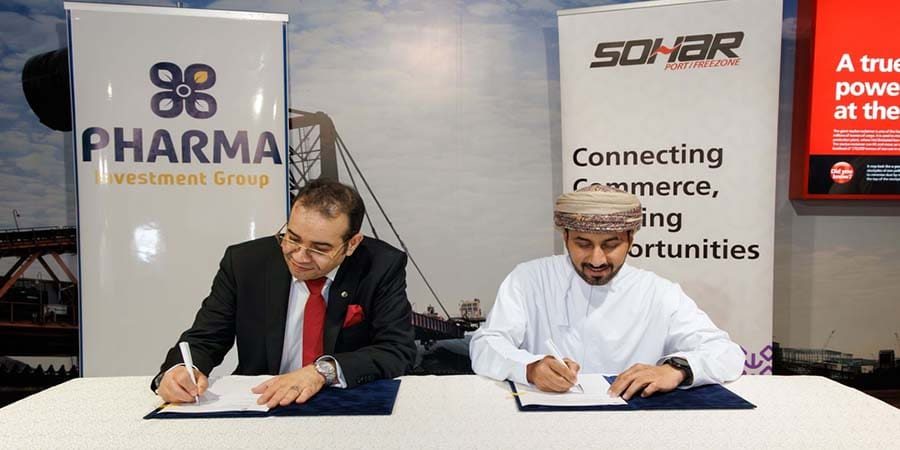 جانب من التوقيع