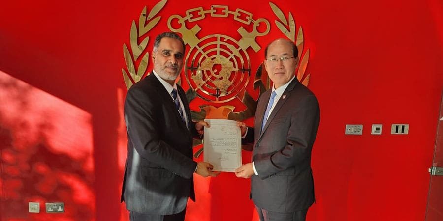 سلطنة عُمان تُعد المنظمة وكالة متخصصة تابعة للأمم المتحدة مسؤولة عن الحفاظ على السلامة البحرية ومنع التلوث الناجم من السفن.