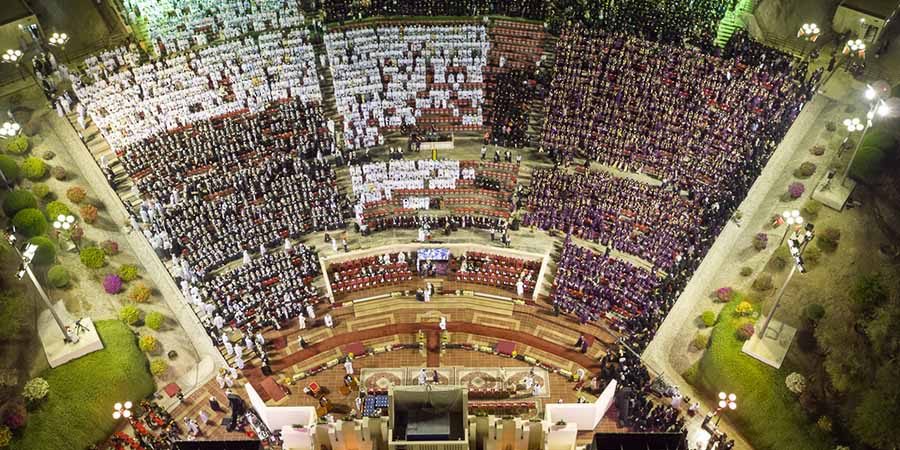 حفل تخريج الدفعة الثالثة والثلاثين لطلبة جامعة السُّلطان قابوس.