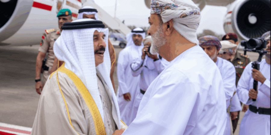 جلالةُ السُّلطان يستقبل أخاه ملك البحرين في محافظة ظفار