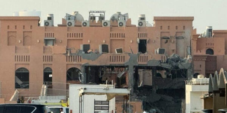 مبنى تضرر جراء غارة إسرائيلية.