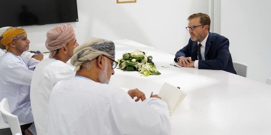 سلطنة عُمان سعادة الدكتور عبدالله بن علي العمري رئيس هيئة البيئة اجتماعًا مع كرستوفر باكماير نائب مساعد السكرتير لشؤون التعاون الإقليمي والدولي بالولايات المتحدة الأمريكية