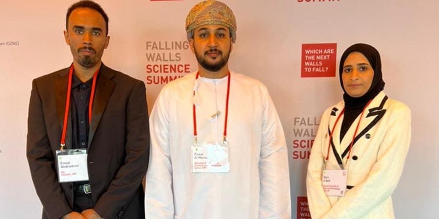 وفد يضم الفائزين الثلاثة الأوائل في مسابقة مختبر الجدران المتساقطة على المستوى الوطني في السلطنة، وهم المبتكرة ميرة بنت أحمد القايدية، والدكتور فيصل بن راشد المرزوقي، والمهندس عماد بن عبد الله العبيدون.