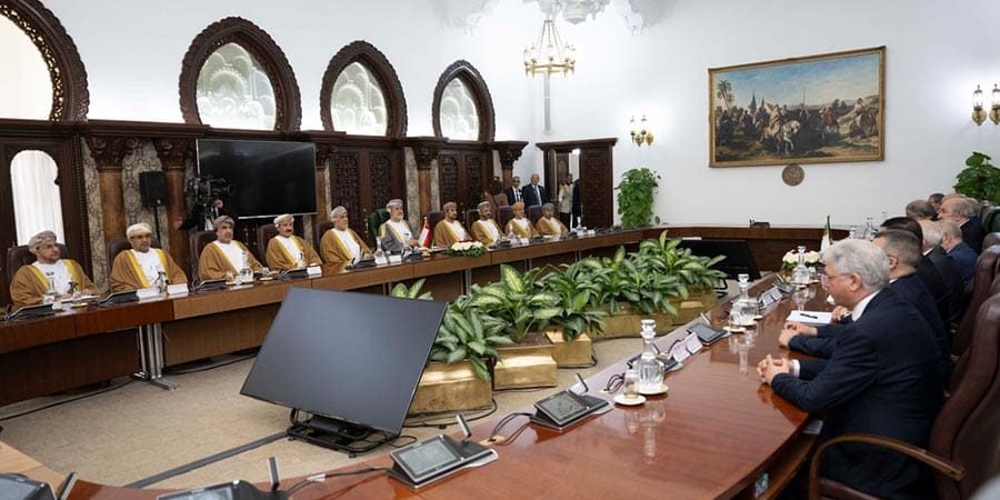 جلالةُ السُّلطان المعظّم والرئيسُ الجزائري يعقدان لقاءً ثُنائيًّا