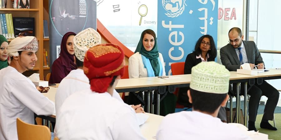 اليوم العالمي للطفل جلسة نقاشية للأطفال مع صاحبة السمو السيدة الدكتورة منى بنت فهد آل سعيد مساعدة رئيس جامعة السُّلطان قابوس للتعاون الدولي رئيسة جمعية الأطفال أولاً.